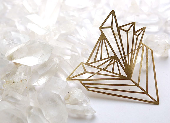 dispersion brooch